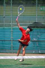 女子シングルス準々決勝で競り勝ち、インターハイ出場を決めた帯大谷の三崎心愛（金野和彦撮影）