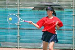 女子シングルス準々決勝で競り勝ち、インターハイ出場を決めた帯大谷の三崎心愛（金野和彦撮影）