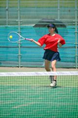 女子シングルス準々決勝で競り勝ち、インターハイ出場を決めた帯大谷の三崎心愛（金野和彦撮影）