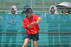 女子シングルス準々決勝で競り勝ち、インターハイ出場を決めた帯大谷の三崎心愛（金野和彦撮影）