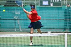 女子シングルス準々決勝で競り勝ち、インターハイ出場を決めた帯大谷の三崎心愛（金野和彦撮影）