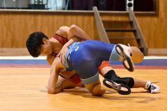 【男子個人戦５５キロ級】積極的に攻めてフォール勝ちした田澤祥樹（２年、赤色）