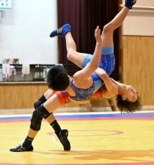 【男子個人戦５１キロ級】ダイナミックなリフト技を繰り出す岡部太施（２年、赤色）