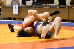 【男子個人戦７１キロ級】ローリングでポイントを重ねる坂本柊（３年、赤色）