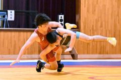 【男子個人戦７１キロ級】相手の体勢を崩して優位に試合を進める坂本柊（３年、赤色）