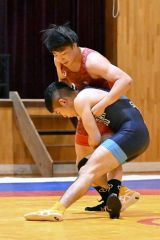 【男子個人戦７１キロ級】相手の体勢を崩し優位に試合を進める坂本柊（３年、赤色）