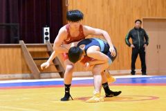 【男子個人戦７１キロ級】相手の体勢を崩して優位に試合を進める坂本柊（３年、赤色）