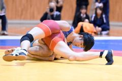 【男子個人戦６０キロ級】相手を組み伏せホールド勝ちした京野心（１年、青色）