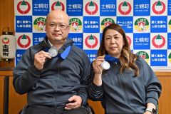 日本選手権の銀メダルを手にする（左から）加藤義隆と坂口陽子
