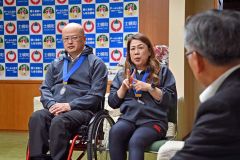 士幌町長に結果を報告する（左から）加藤義隆と坂口陽子