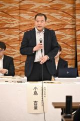 説明会であいさつする小島所長