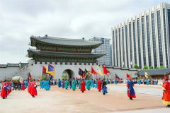 景福宮の守門将交代儀式。交代する守門将が互いの身元を確認する様子など、一連の動きは日本語でもアナウンスがあり、理解が深まる