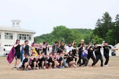 最後の運動会で、卒業生らと一緒によさこいを踊る児童ら（７日午前１０時４０分ごろ、長尾悦郎通信員撮影）