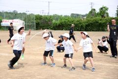 最後の運動会、団体種目で息を合わせる児童ら（７日午前９時４０分ごろ、長尾悦郎通信員撮影）