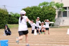 最後の運動会、団体種目で仲間に声援を送る児童ら（７日午前１０時２０分ごろ、長尾悦郎通信員撮影）