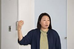 やさしい日本語について説明する杉山さん