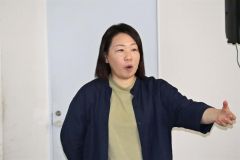 やさしい日本語について説明する杉山さん