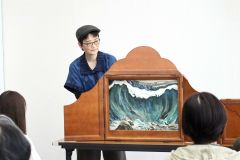 臨場感たっぷりに大型紙芝居を披露する浦木さん
