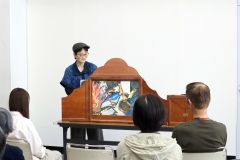 臨場感たっぷりに大型紙芝居を披露する浦木さん