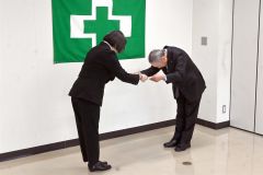 記録証を受け取る藤原社長