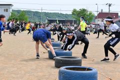 白熱の「タイヤ大戦争」（７日、新得、小野寺俊之介撮影）