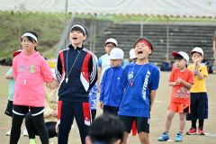 紅白の応援団長が健闘誓う（７日、新得、小野寺俊之介撮影）