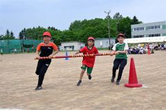 ポールをつかんで周れ、周れ！（７日、音更鈴蘭、内形勝也撮影）