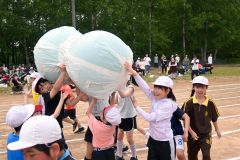 みんな落とすなよ！　力を合わせて運べ、運べ！（７日、音更鈴蘭、内形勝也撮影）