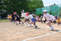 低い姿勢でロケットスタート（７日、音更鈴蘭、内形勝也撮影）