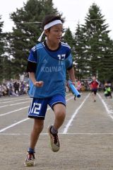 リレー競技で１位となり右手を握りしめる６年生（７日、帯広光南、須貝拓也撮影）