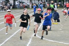 接戦が展開された６年生のリレー競技（７日、帯広光南、須貝拓也撮影）