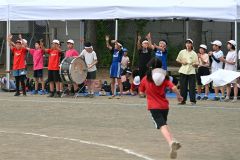 「フレー、フレー、白組」。リレー競技のコース脇で声援を送る白組応援団（７日、帯広光南小、須貝拓也撮影）