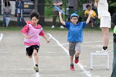 アンカー勝負の接戦となった２年生のリレー競技（７日、帯広光南、須貝拓也撮影）