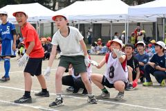 接戦となったタイヤ転がし競技で前走者に声を掛ける５年生（７日、帯広光南、須貝拓也撮影）