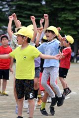 「やったぞ！」。大玉転がしで勝利を喜ぶ２年生（７日、帯広光南、須貝拓也撮影）