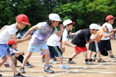 スタートに向けて構える児童ら（７日、帯広、助川かおる通信員撮影）