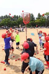 「わくわく玉入れ」で一生懸命かごに玉を投げ込む２年生の児童ら（７日、帯広、助川かおる通信員撮影）