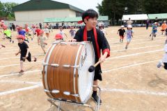 帯小ソーランを披露するため、太鼓の音とともに駆け足で入場する全校児童（７日、帯広、助川かおる通信員撮影）