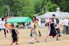 最後の運動会で、力強くよさこいを踊る児童ら（７日、途別、長尾悦郎通信員撮影）