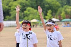 最後の運動会、全力で選手宣誓する児童（７日、途別、長尾悦郎通信員撮影）