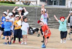 白組の勝利に喜び爆発（７日、新得、小野寺俊之介撮影）