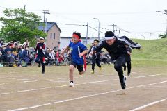 勢い余って…。全力疾走の徒競走（７日、新得、小野寺俊之介撮影）