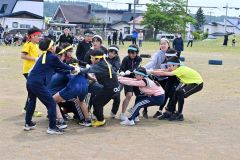 一歩も譲らない－。６年生の団体競技「タイヤ大戦争」（７日、新得、小野寺俊之介撮影）