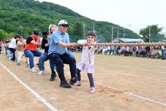お題は「サングラスをかけている人」、５年生の借り物綱引き（７日、新得、小野寺俊之介撮影）