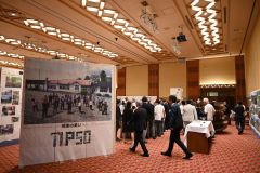 会場内には同社が手掛けた事業や取り組みなどを記したパネルが飾られた