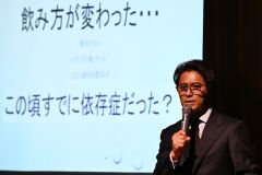 アルコール依存症の怖さなどについて講演する山口さん（須貝拓也撮影）