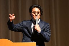 アルコール依存症の怖さなどについて講演する山口さん（須貝拓也撮影）