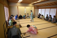 とかちプラザ和室で開かれたチャリティー茶会