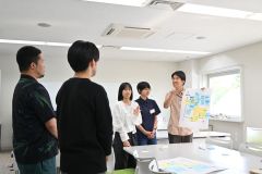 アイデアを発表している参加者たち