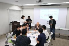 議論しながらコラージュを完成させている参加者ら